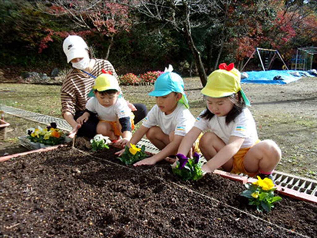 幼稚園のお友達も植えるのが上手ですね。