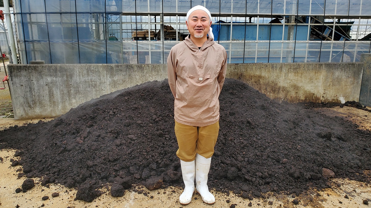 地元斎藤牧場の斎藤茂樹さんと牛フン